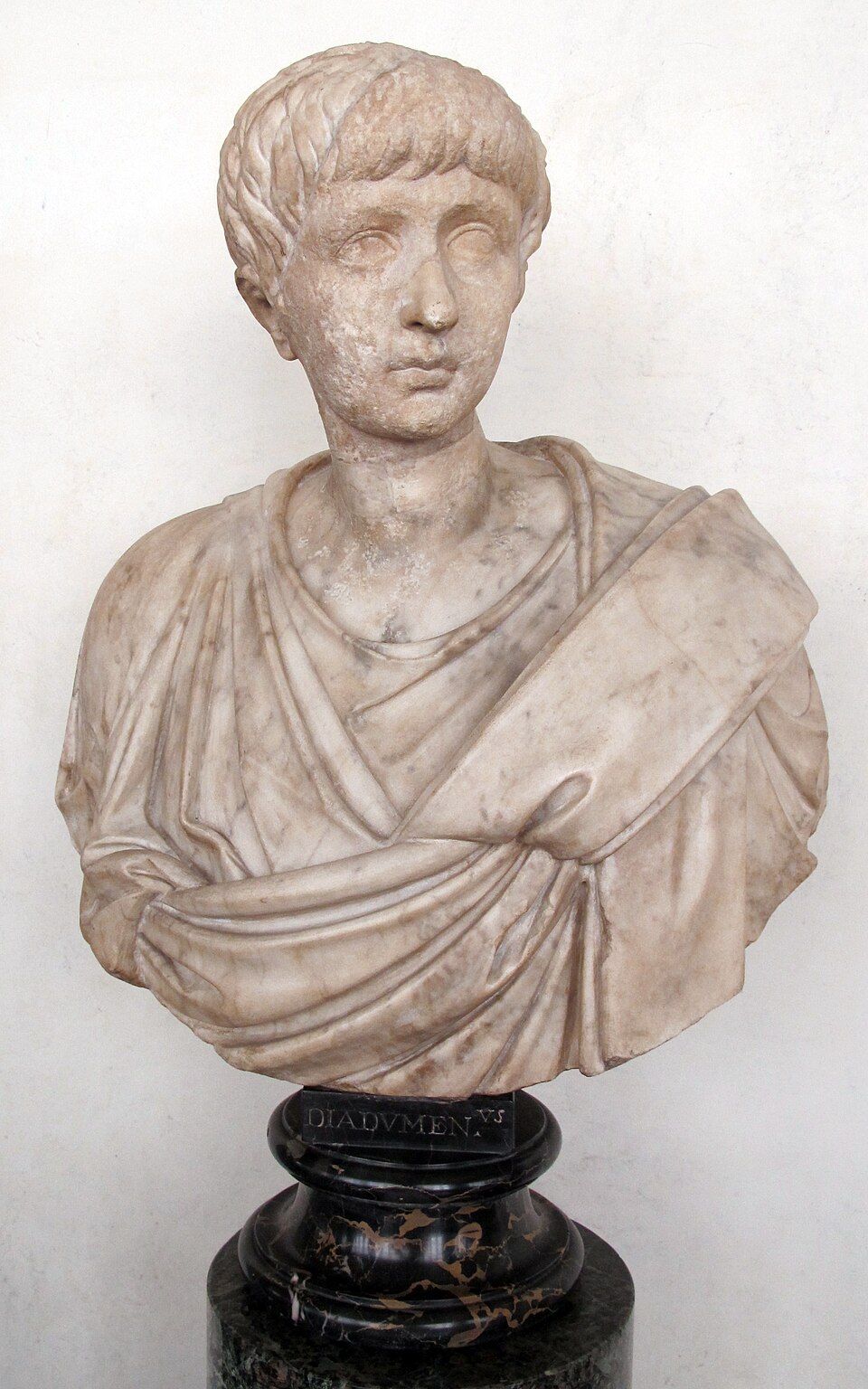 Diadumenian bust